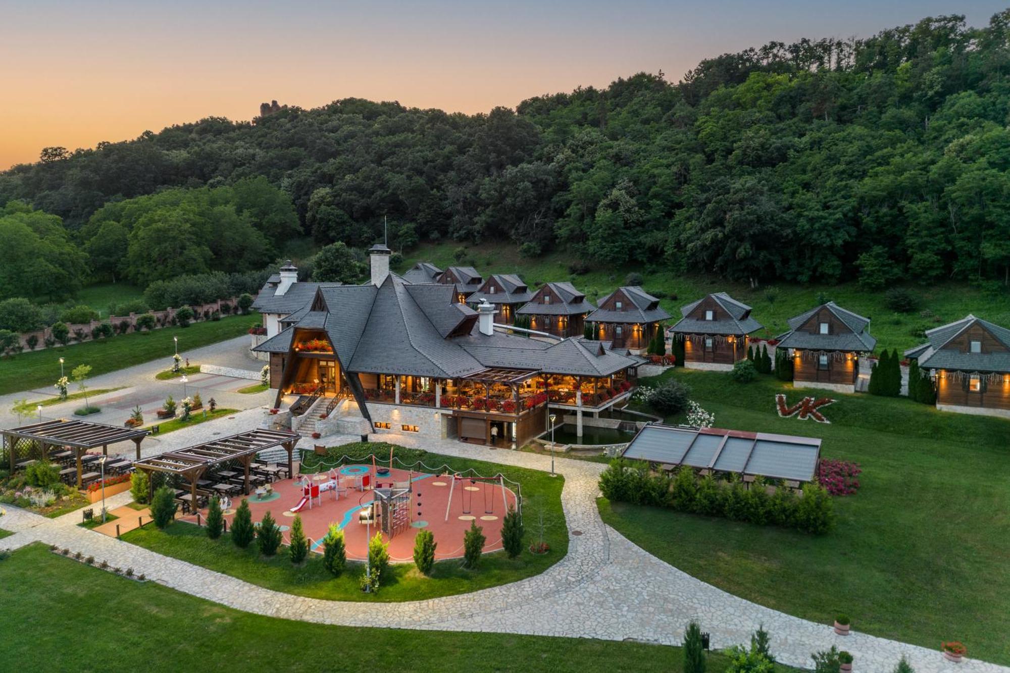 Etno Naselje Vrdnicka Kula Hotel Vrdnik Ngoại thất bức ảnh