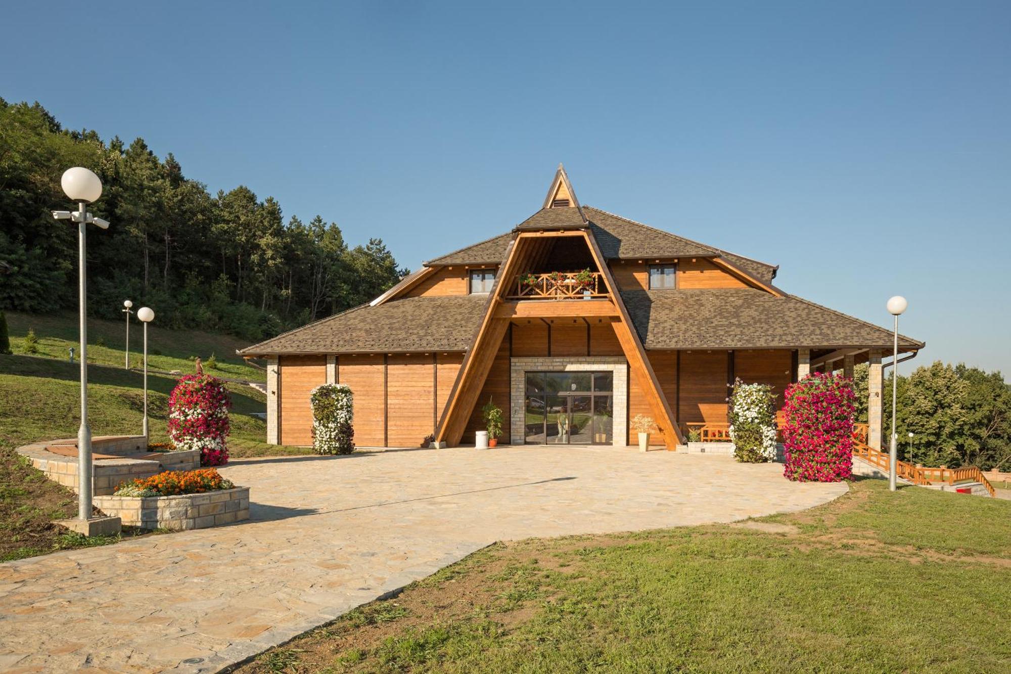 Etno Naselje Vrdnicka Kula Hotel Vrdnik Ngoại thất bức ảnh